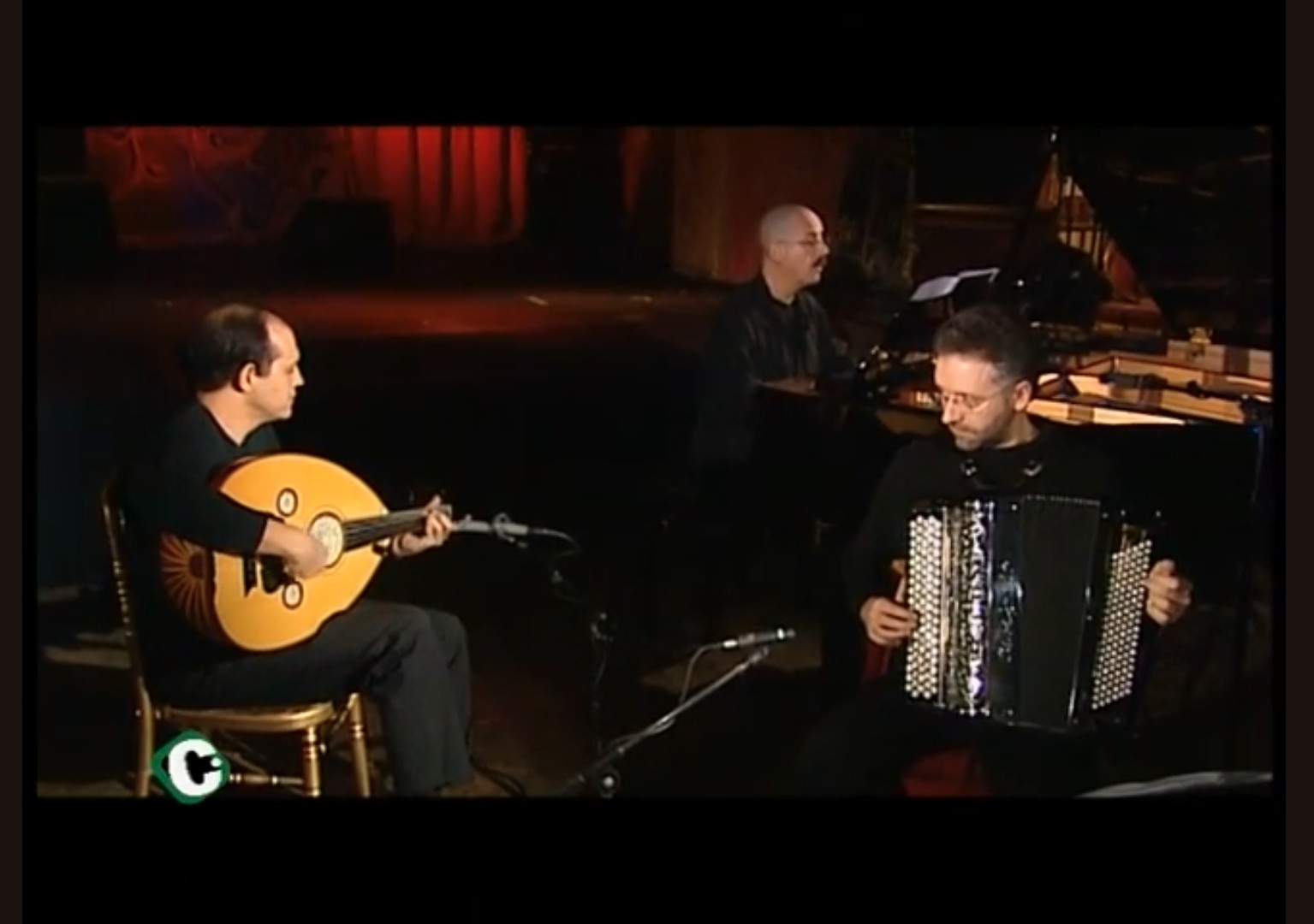 Afficher la vidéo Anouar Brahem "Le Pas du Chat Noir" - TV5 Monde - 2/6 – 2004