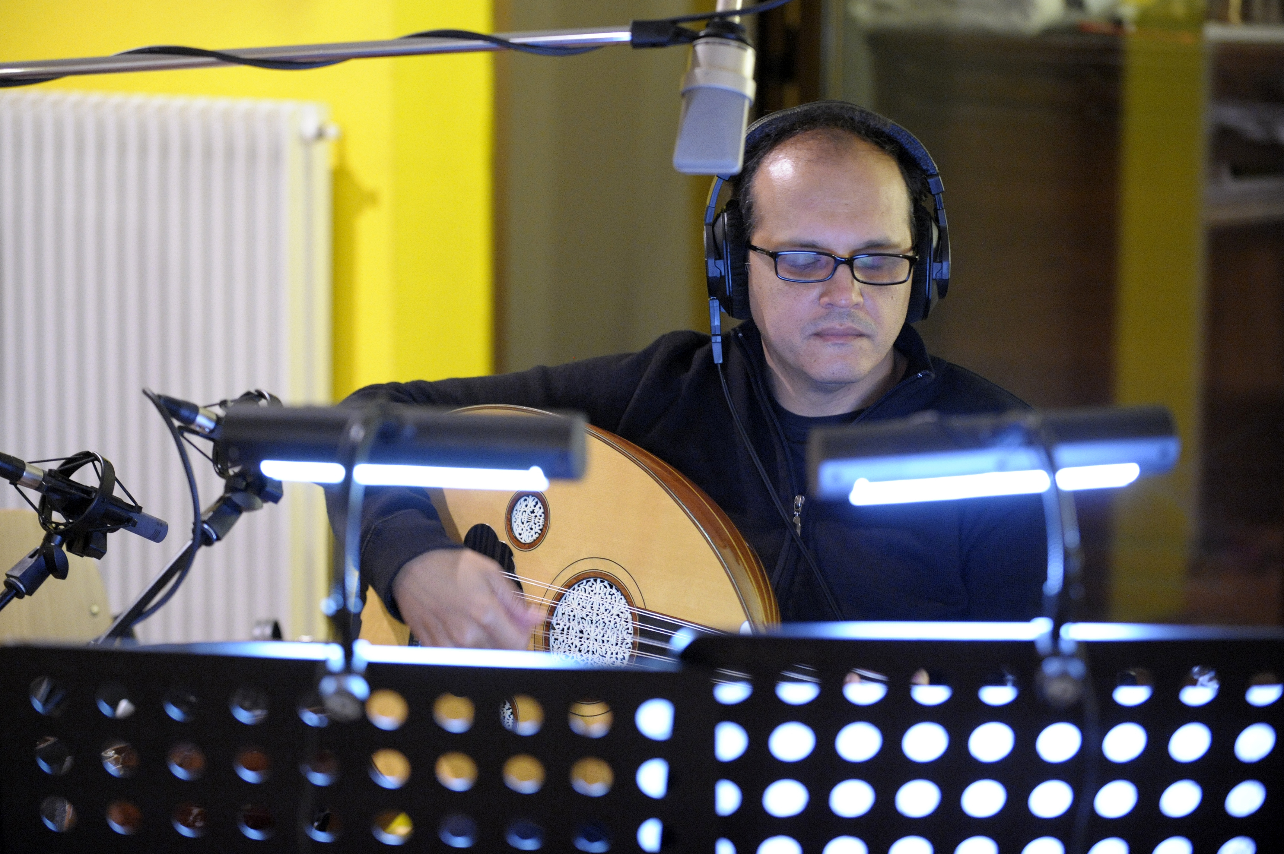 Afficher la vidéo Anouar Brahem "Dance with waves" (Official Music Video) - 2009